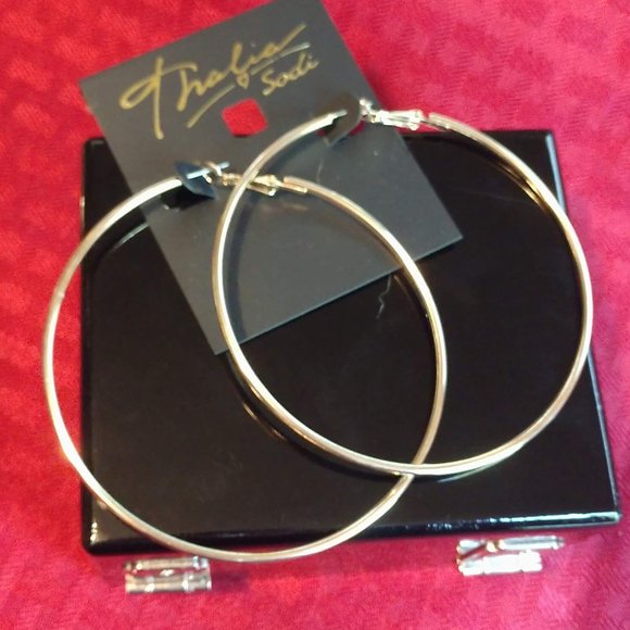 Super Cute Gold Tone Hoop Earrings - Picture 3 of 3